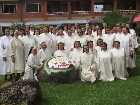 Resultado de imagen de un grupo grande de monjas dominicas sentadas